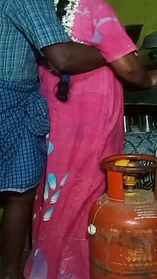 गांव की लड़की किचेन डॉगी स्टाइल