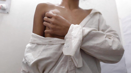 किशोर लड़की सुबह अपना संपूर्ण शरीर दिखाती है क्योंकि यह बहुत कामुक है