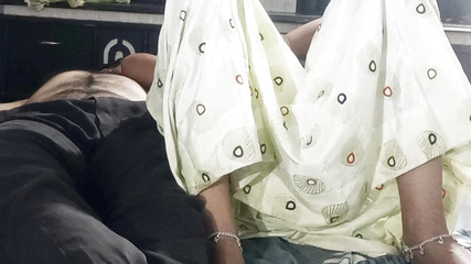 देसी नौकरानी को पकड़ा और जमकर चोदा