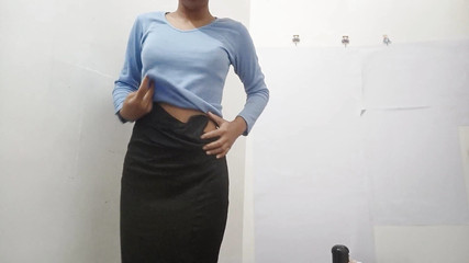 पेशाब करते समय मजा ले रही भारतीय लड़की