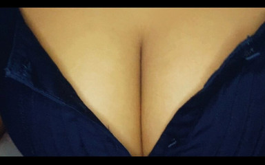 मेरी सेक्सी भारतीय सौतेली बहन अपनी बड़ी गांड और बड़े स्तनों से मुझे चिढ़ाती है और मुझे अपने पूरे शरीर को छूने देती है