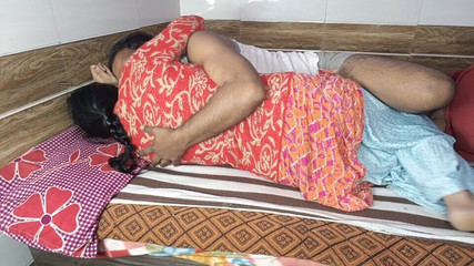 सर्दी की रात में लड़की ने अपने बॉयफ्रेंड के साथ सेक्स किया।