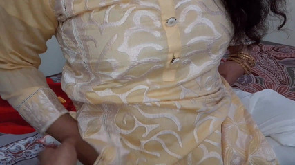 गांव में रहने वाली एक भारतीय नौकरानी के साथ सेक्स किया