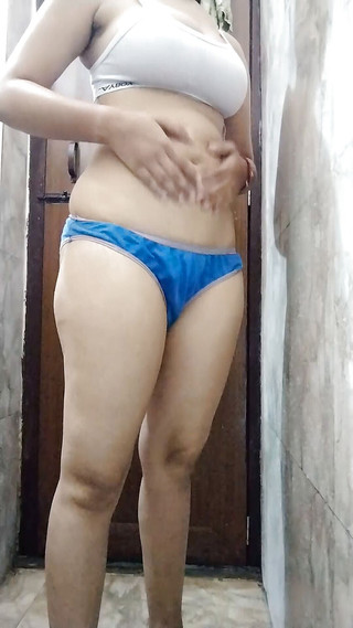 भारतीय कुतिया अपनी बालों वाली योनी को तोरी और एक बोतल से चोदती है