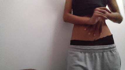 बिना पैंटी के एक छात्र को उसके छेद में एक शक्तिशाली संभोग सुख मिलता है