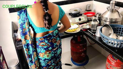 सौतेली माँ हमारे जाने तक खाना खाने के लिए बैठी है