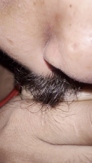 मल्लू सौतेला भाई छूत और स्तन चूस रहा है