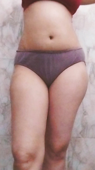 सौतेले पिता ने सौतेली बेटी को पूरी तरह नग्न होते देखा