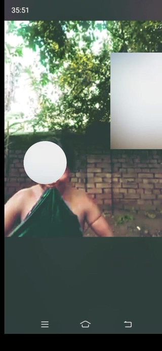 देसी लड़की बाहर नहा रही है