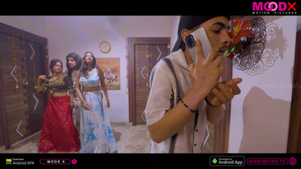 भारतीय मांसल लड़का अपनी पत्नी और प्रेमिका के साथ त्रिगुट कट्टर सेक्स का आनंद ले रहा है।