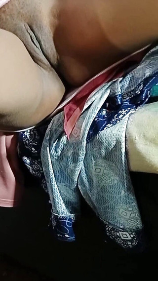 मेरा बॉयफ्रेंड मेरी चूत में उंगली डालने की कोशिश कर रहा था, हाय मुझे कामुक बनाने की कोशिश कर रहा था