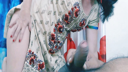 स्लट लवलॉक को उसकी टाइट बड़ी गांड से एक बड़े लंड को छेड़ते हुए देखें