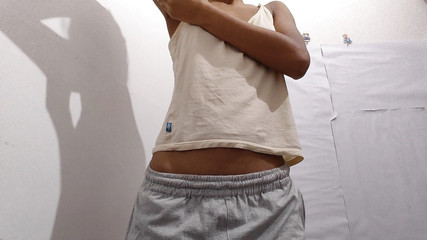 घर पर अपनी खूबसूरत लाल अधोवस्त्र दिखा रहा हूँ। भाग 2