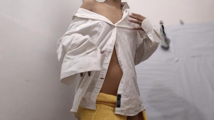 बियार अपनी गीली ऊदबिलाव पर उँगलियाँ उठाती है