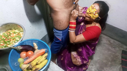 सेक्सी भाभी xxx सुबह खाना बनाते समय रसोई में चोदा