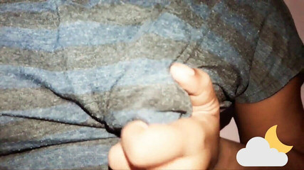 भारतीय किशोर लड़की अपने प्राकृतिक स्तन के साथ खेल रही है - निपल प्ले