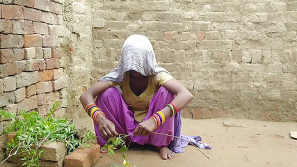 पति ने अपनी पत्नी को एक छोटी सी झोपड़ी में चोदा