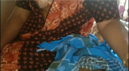 केरल के कोझिकोड की एक लड़की टीचर अपने पति के लिंग पर पानी डालकर मजे ले रही है