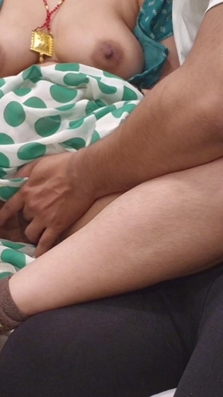 अपनी सहेली के पति के साथ रोमांचक समय का आनंद ले रही हूँ।