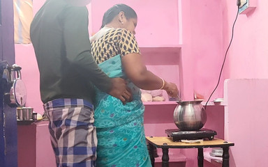 मैंने अपनी पत्नी की चूत को अपने लंड से फाड़ दिया