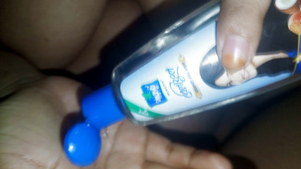 सौतेली माँ नौकरानी को चोदती है जबकि उसका पति बाहर है