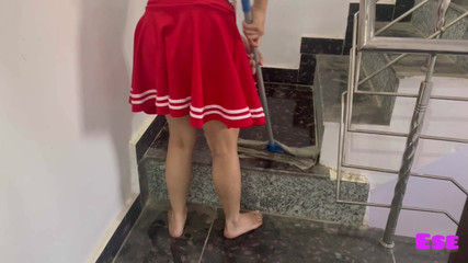 घरेलू काम करते समय देसी हॉट नौकरानी की चुदाई की गई