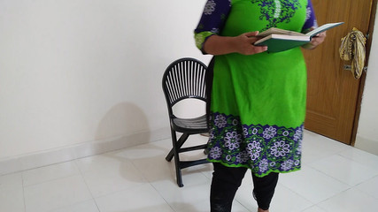 बीबीडब्ल्यू टीचर एक कुर्सी पर बैठकर किताब पढ़ रही थी, तभी एक अजनबी कमरे में दाखिल हुआ और उसके हाथों को कसकर बांध दिया और उसके साथ दुष्कर्म किया