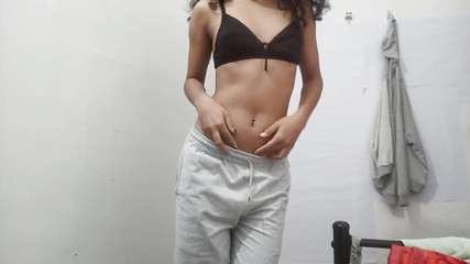 18 सेक्स - चंचल ब्लौंडी एक सेक्स टॉय का आनंद लेता है